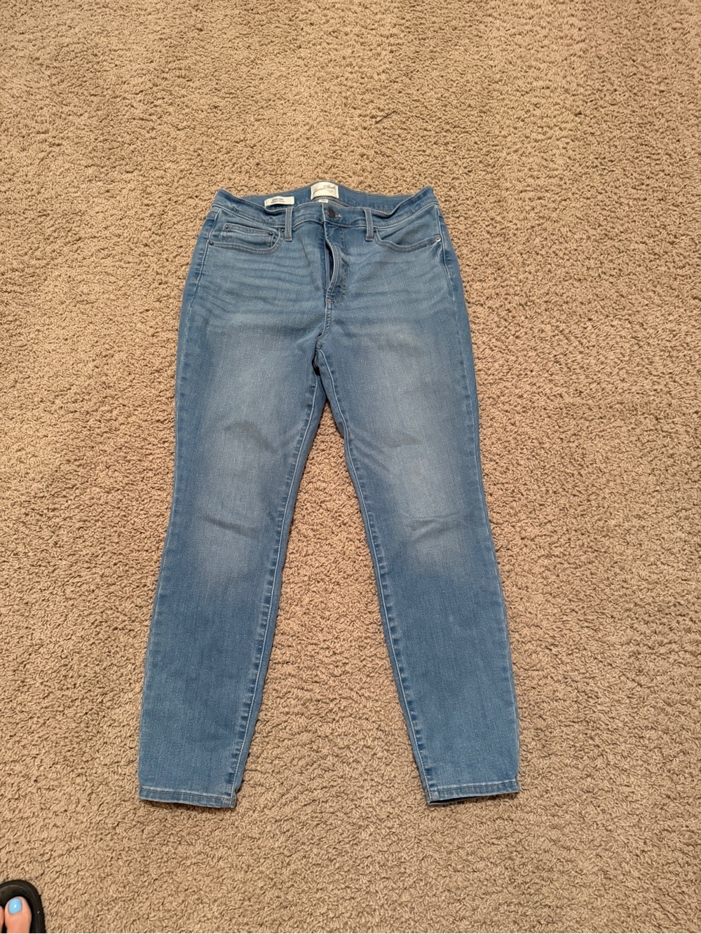 Universal Thread Women's Skinny Jeans in Light Blue Wash